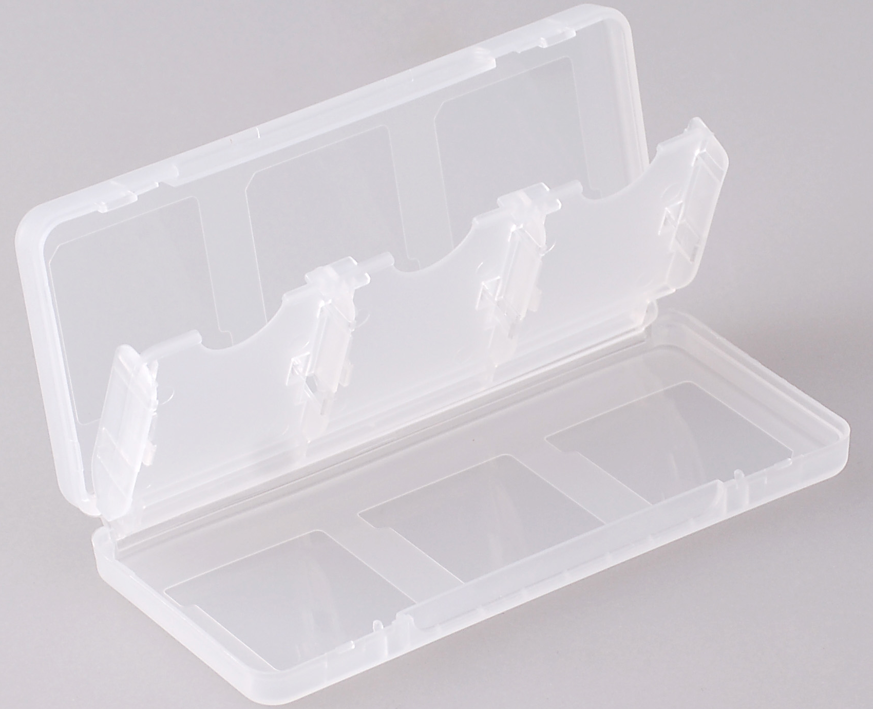 Eine transparente, offene Kunststoff-SD-Karten-Aufbewahrungsbox mit drei Steckplätzen.