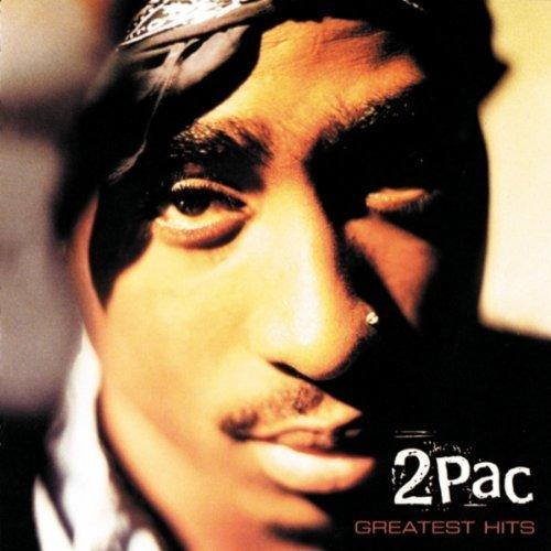 2Pacs Gesicht in Nahaufnahme. Bandana, schattiertes Gesicht. Albumcover mit dem Text 'Greatest Hits'.