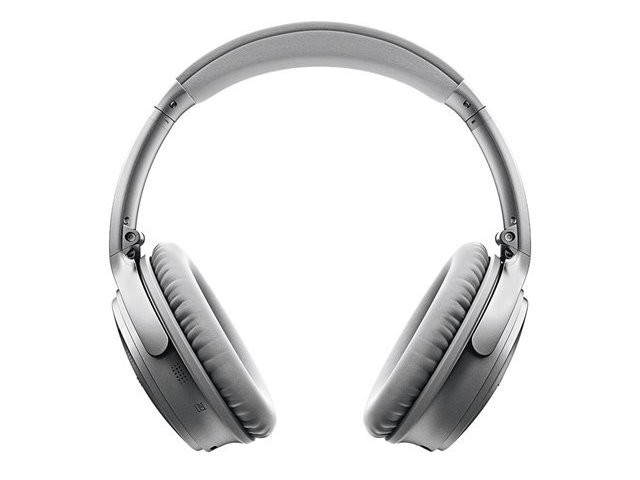 Auriculares plateados sobre fondo blanco, vista cenital. Almohadillas y diadema acolchadas.