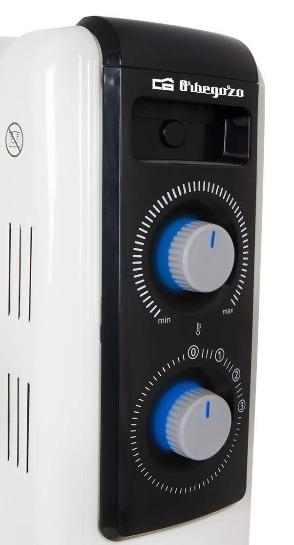 Calentador eléctrico blanco. Controles negros con perillas azules. Logotipo de Orbeogo. Diseño vertical.