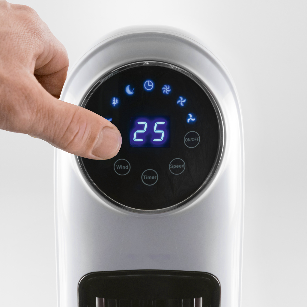 Egy kéz megnyom egy gombot a ventilátor vezérlőpaneljén. A kijelző a 25-ös számot mutatja.