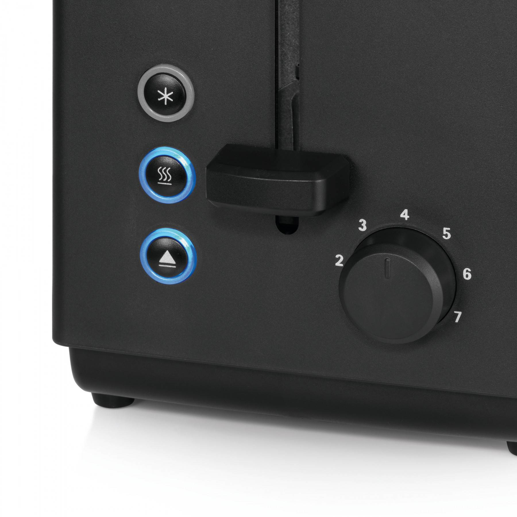 Schwarzer Toaster mit Knöpfen, Hebel und einem Zifferblatt mit den Ziffern 2-7. Das Zifferblatt hat ein blaues Licht.