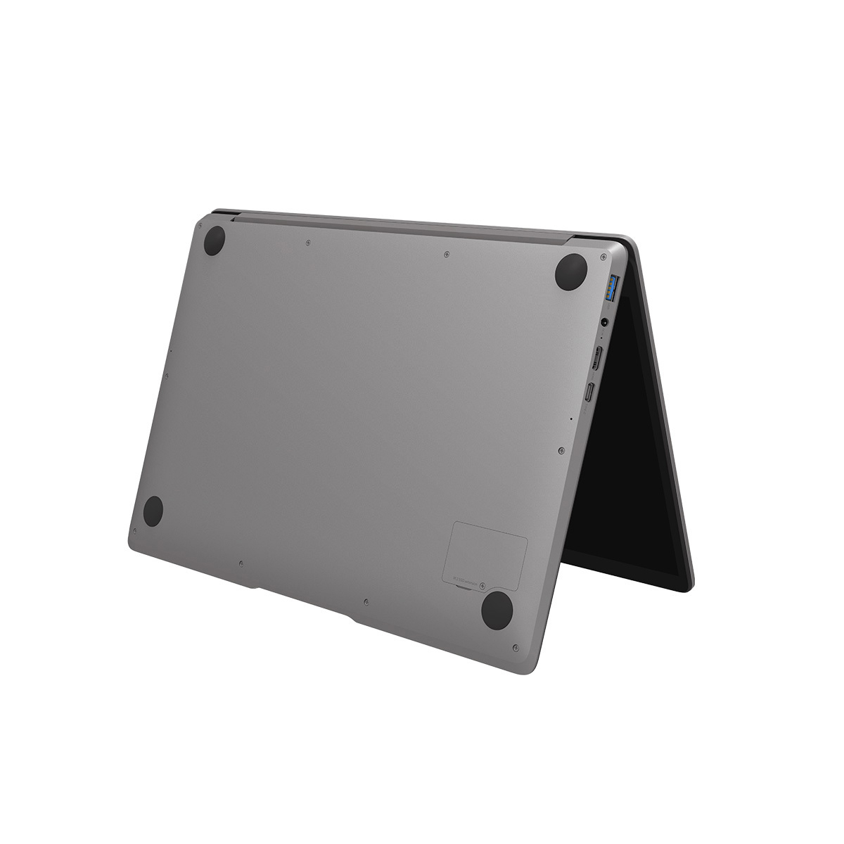 Grauer Laptop von unten mit schwarzen Füßen und Anschlüssen, leicht angewinkelt.