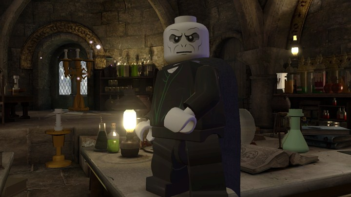Lego Voldemort in een stenen kamer met drankjes en een tafel. Donkere, enigszins onheilspellende setting.