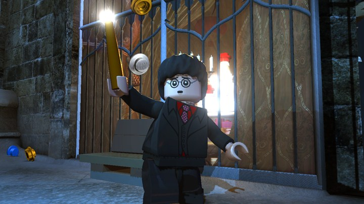 Lego Harry Potter met een toverstaf, in een scène met een poort.