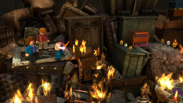 Een Lego-scène van een brandende kamer uit Harry Potter, met Lego-figuren en meubels.