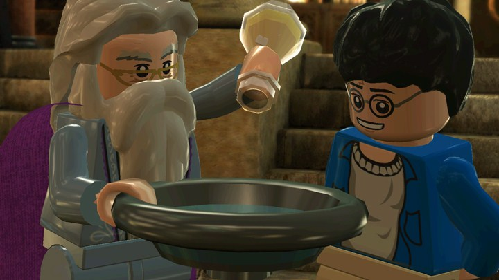 Lego-figuren van Perkamentus en Harry Potter. Perkamentus giet vloeistof uit een beker in een kom.
