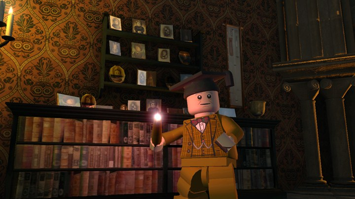 LEGO figuur van een man in een tweed pak met een kaars. Boekenkasten en foto's zijn zichtbaar in een kamer.