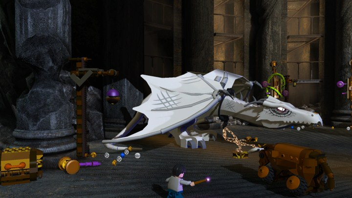 Lego-scène: Lego-draak, Lego-figuren en Lego-structuren in een donkere omgeving.