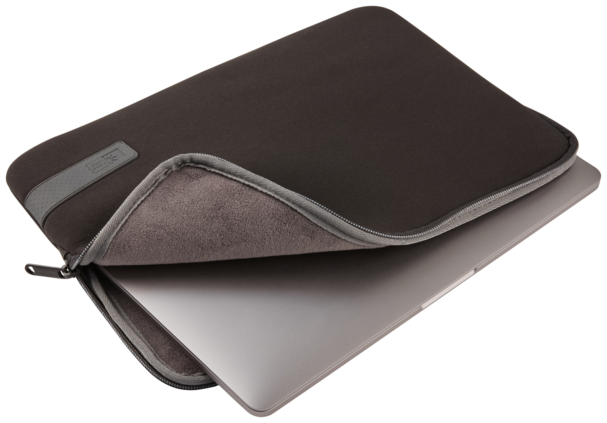 Laptop in een zwarte laptoptas, met een zilveren bovenkant en een grijze binnenkant.