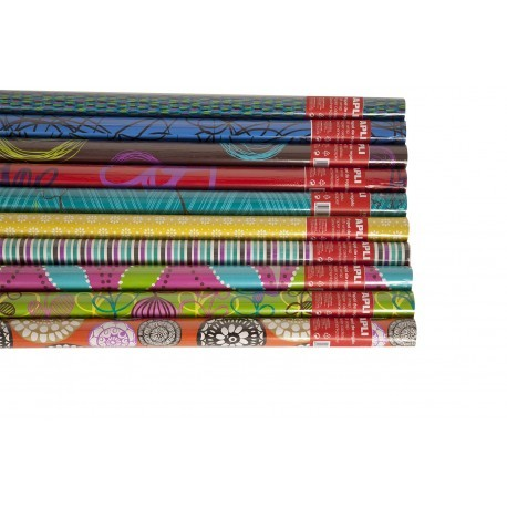Rollos de papel de regalo estampado en una pila. Los diseños incluyen diseños florales, geométricos y abstractos.