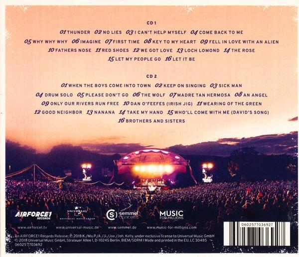 CD-Cover mit Konzertszenen bei Sonnenuntergang. Tracklisten für zwei CDs sind aufgeführt. Die Menge ist im Schatten.