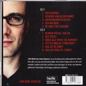 CD-Cover mit einem Mann mit Brille links und Text rechts. Der Hintergrund ist schwarz.