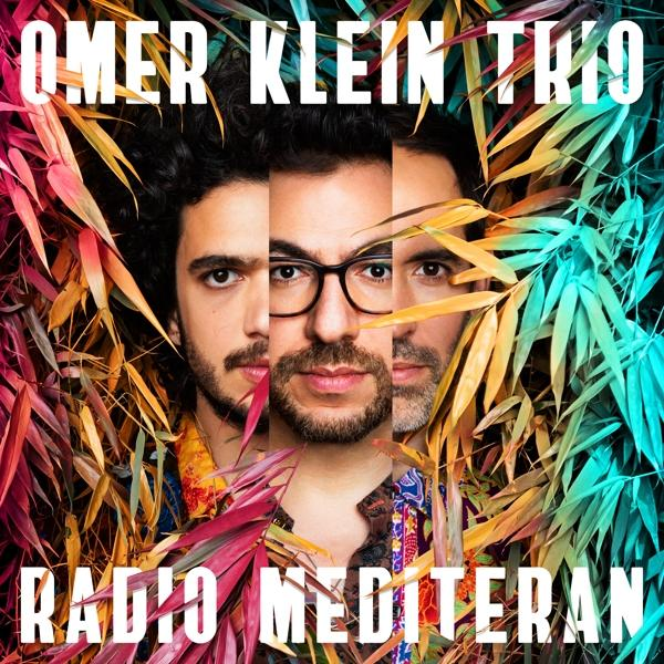 Albumcover: Omer Klein Trio, drei Gesichter kombiniert, vor farbenfrohem Blätterhintergrund.