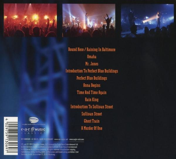 CD-Cover. Konzertfotos im Hintergrund. Songtitel sind aufgelistet: Round Here, Omaha, Mr. Jones usw.