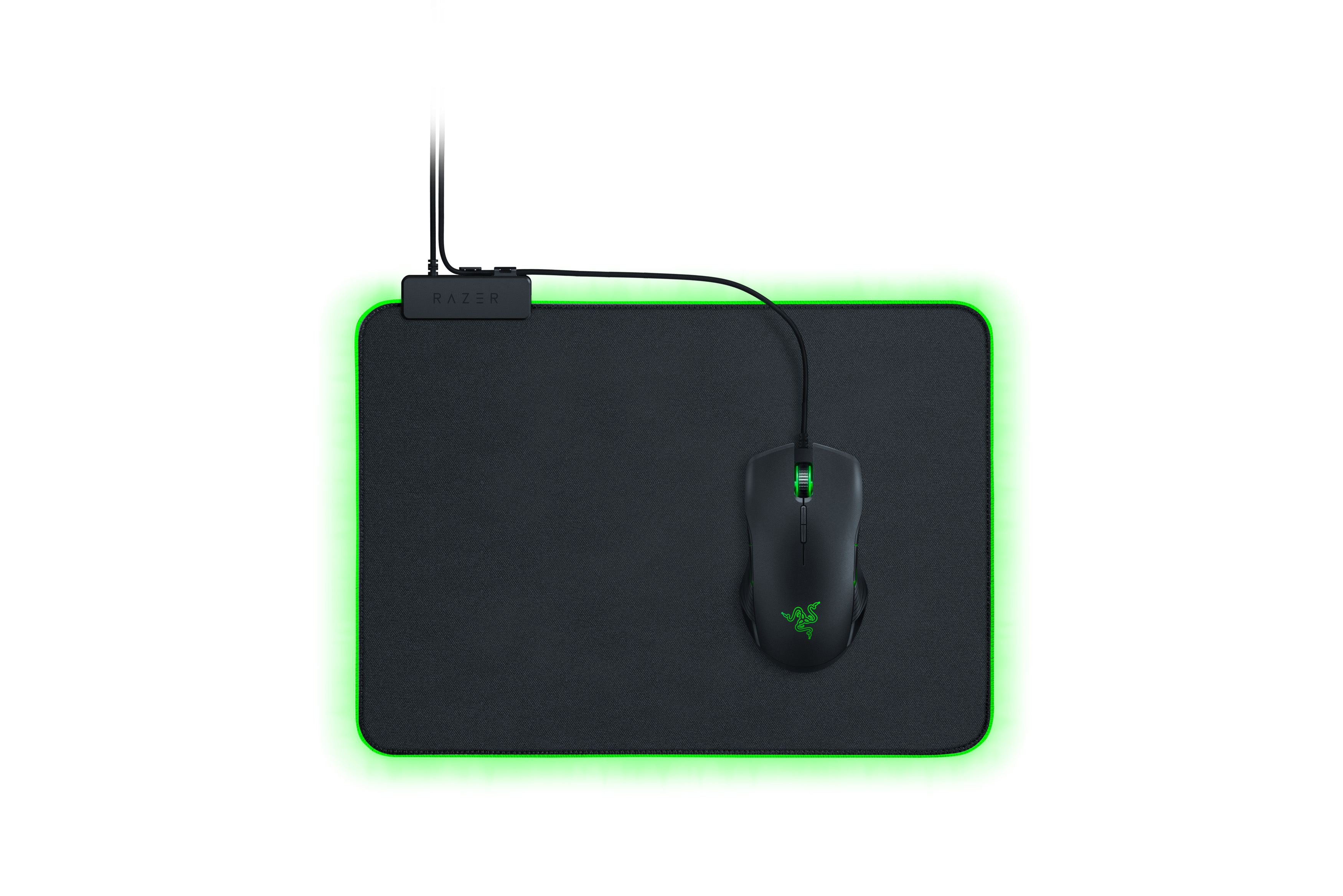 Schwarzes Razer-Mauspad mit grüner Kantenbeleuchtung. Eine schwarze Maus und ein Steuermodul.