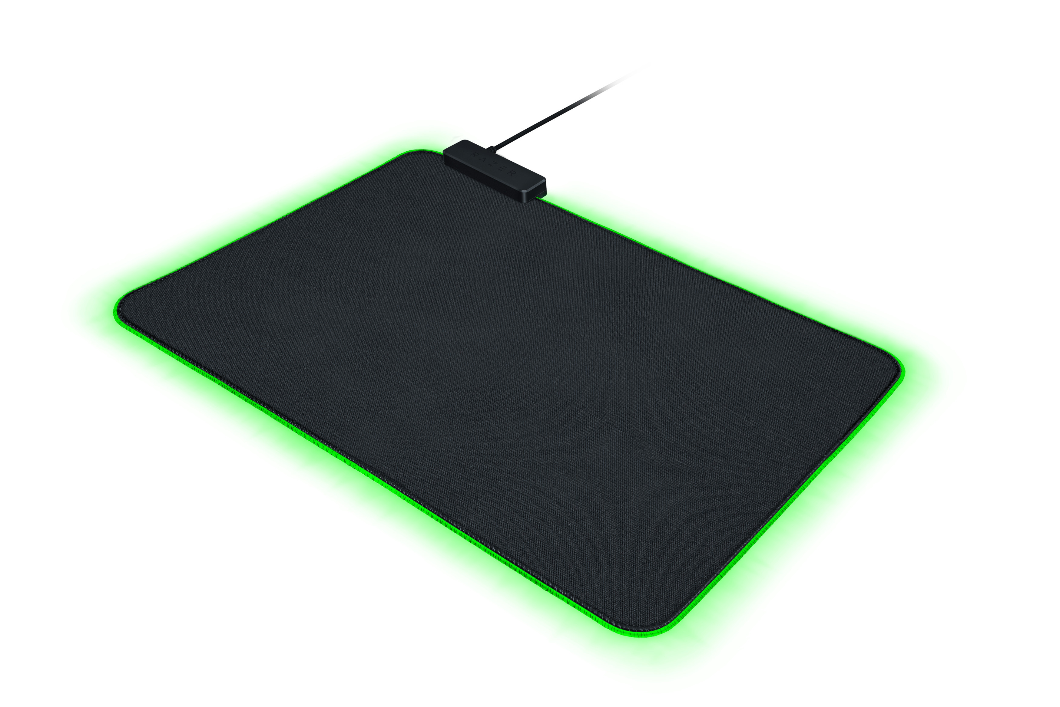 Schwarzes, rechteckiges Gaming-Mauspad mit grünem LED-Rand. Ein schwarzes Kabel ist befestigt.