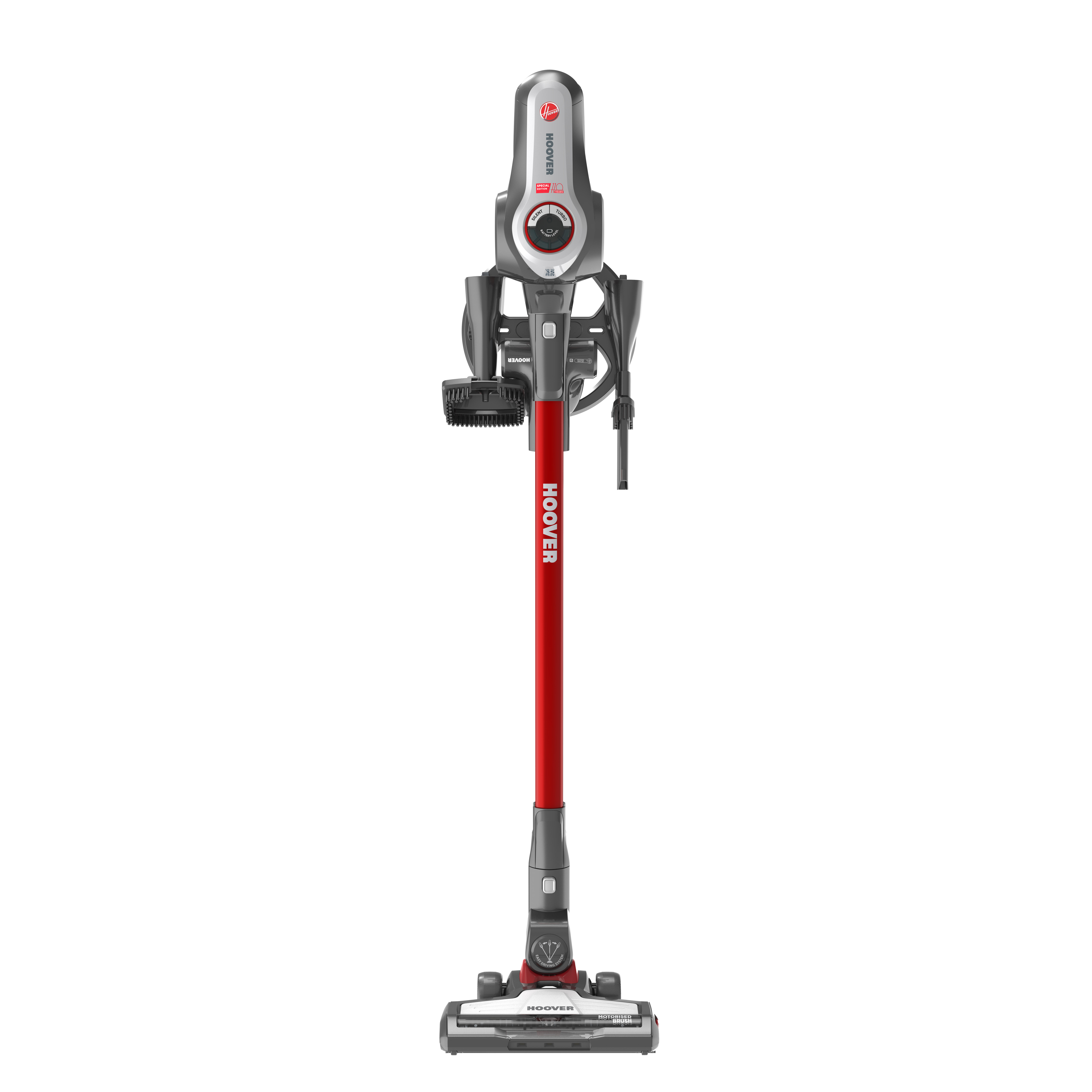 Roter und grauer kabelloser Hoover Staubsauger, aufrecht stehend.