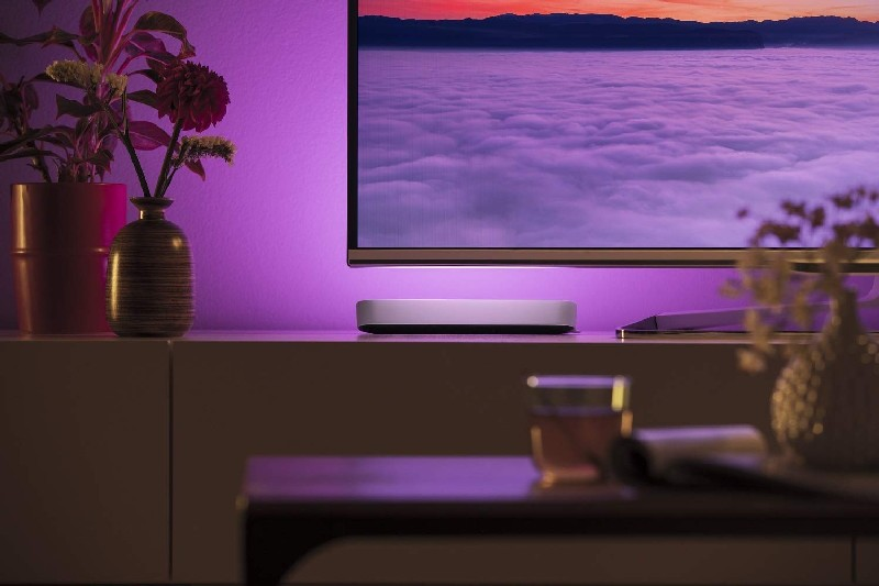 Una pantalla de TV con iluminación morada y un producto de luz inteligente.
