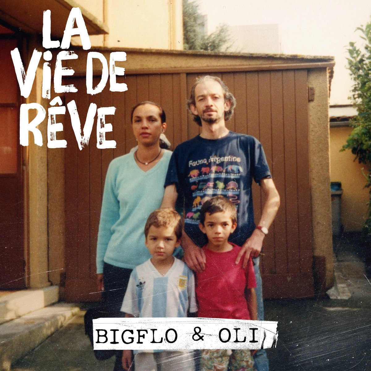 Photo de famille : Parents et deux enfants. Texte : La Vie de Rêve. Groupe : Bigflo & Oli.
