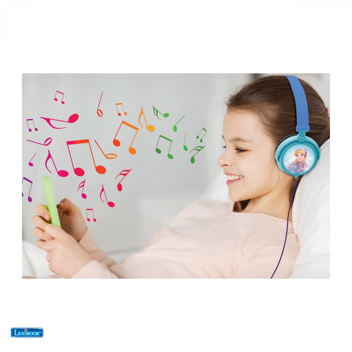 Una niña con auriculares azules de Frozen, sosteniendo un teléfono, con notas musicales a su alrededor. Ella está sonriendo.