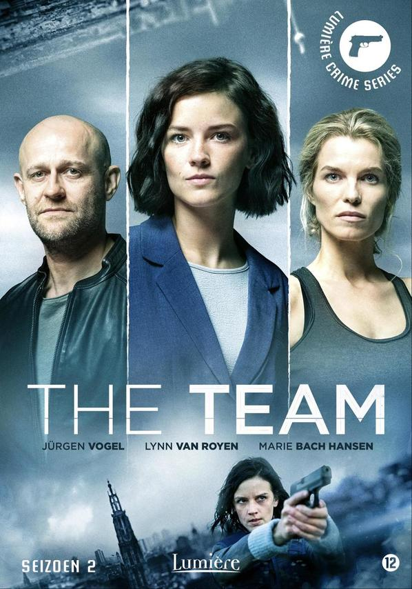 Affiche du film 'The Team'. Trois personnes en costume. L'arrière-plan montre une ville la nuit et une personne tenant une arme.