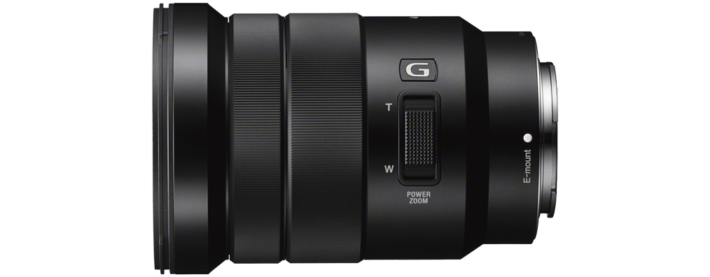 Ein schwarzes Objektiv mit Zoom- und Power-Zoom-Bedienelementen. Die Marke ist Sony.