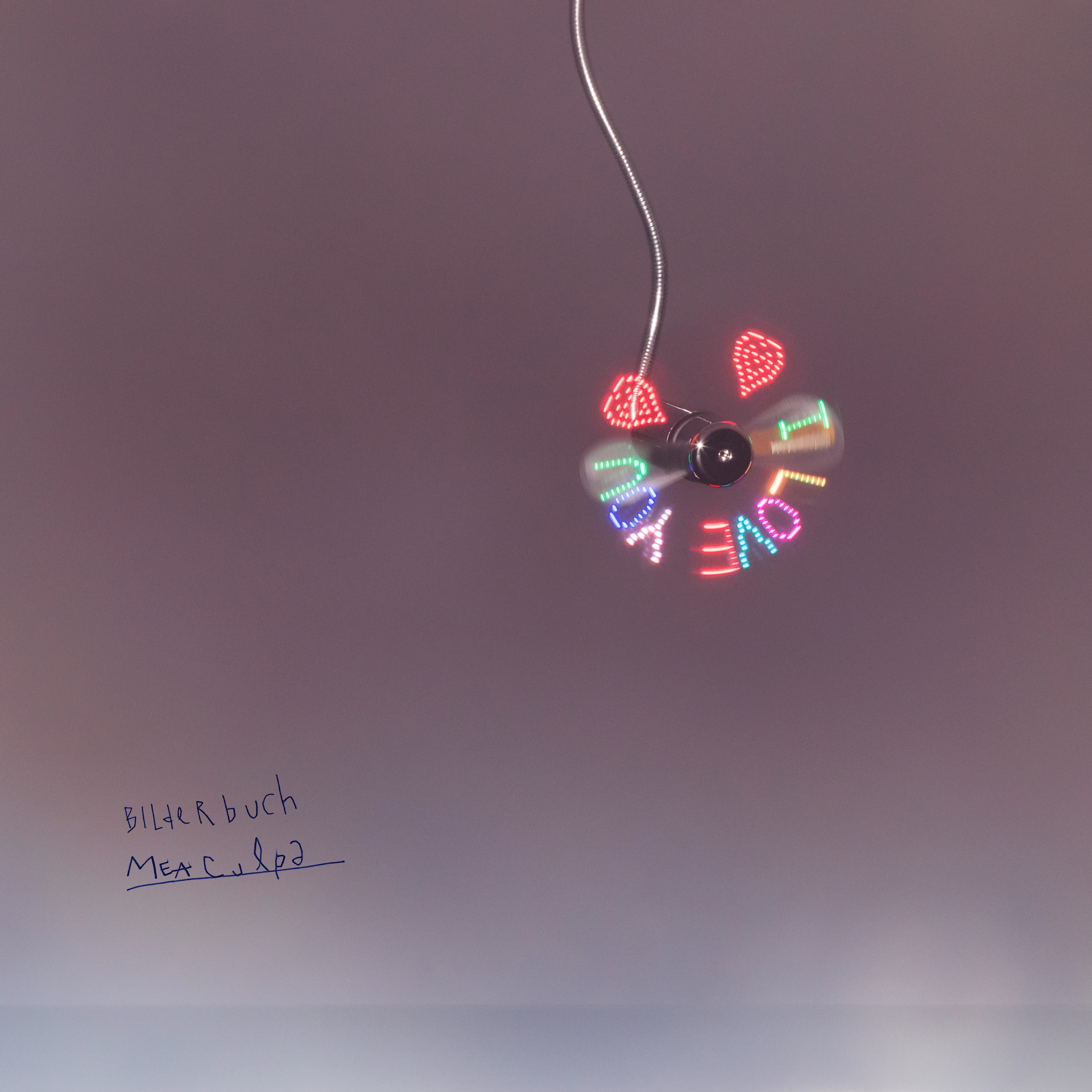 Ein sich drehender Ventilator mit den Worten 'I LOVE YOU' in bunten Lichtern vor lila Hintergrund.