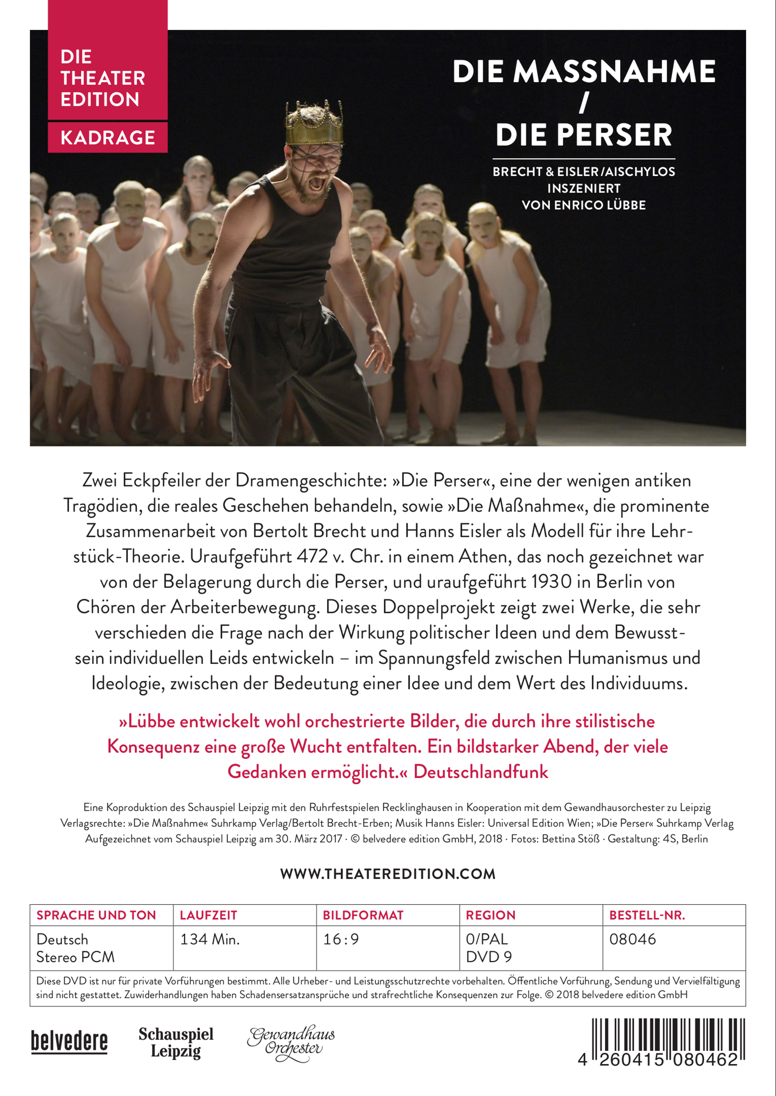 DVD-Hülle für eine Theateraufführung. Die Hülle ist rot mit dem Titel 'Die Massnahme/Die Perser'. Ein Mann ist vorne.