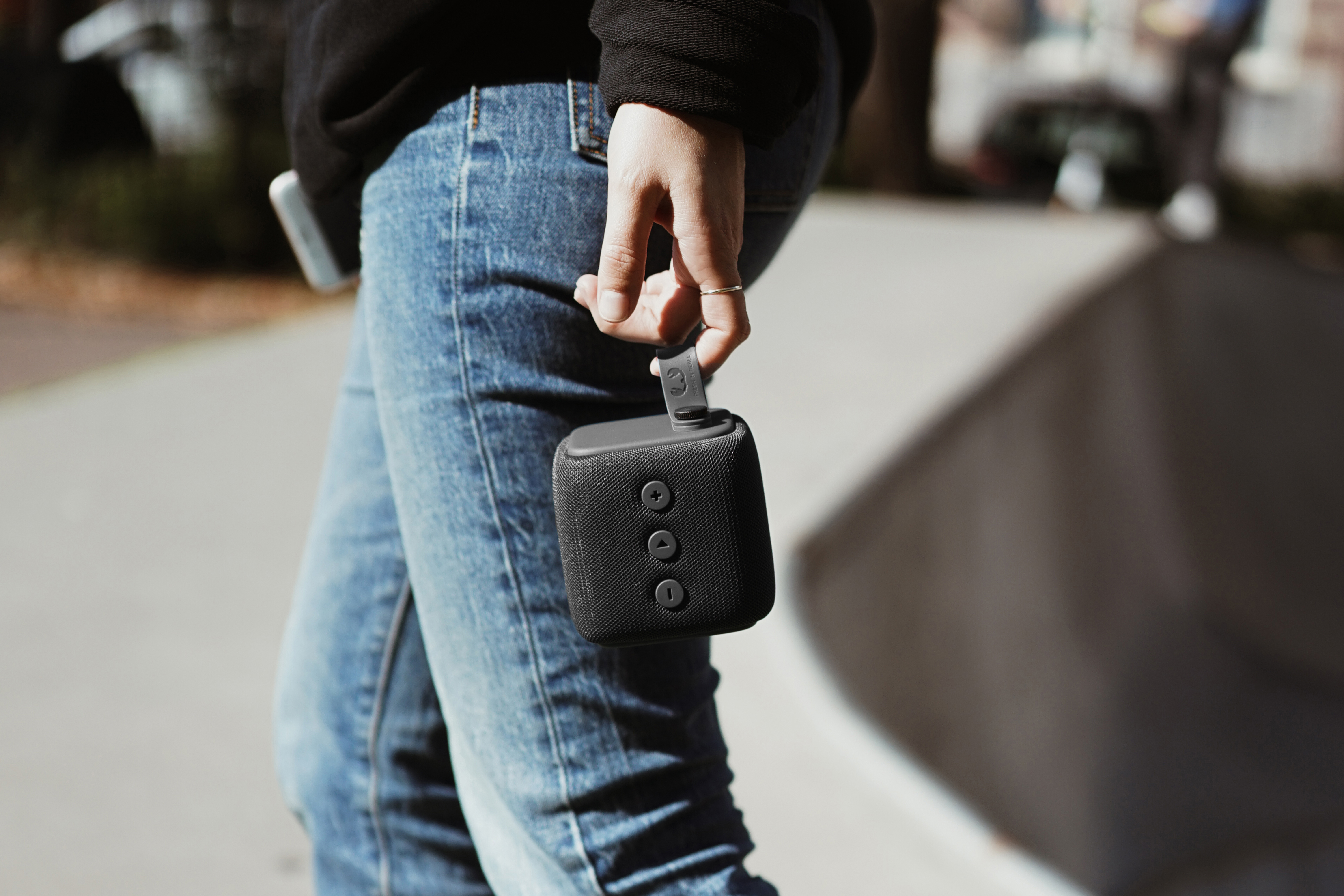 FRESH ‘N REBEL Rockbox Bold S Concrete Bluetooth Lautsprecher, Schwarz, Wasserfest