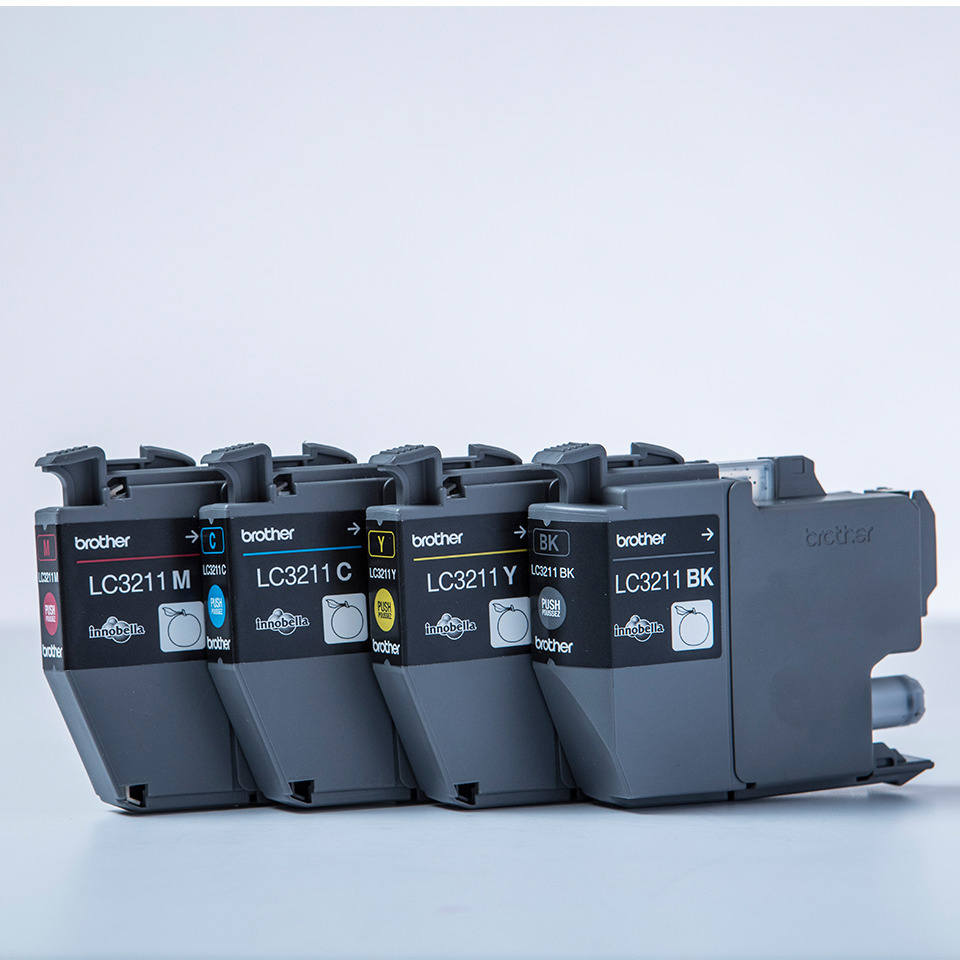 Vier Tintenpatronen der Marke Brother: Cyan, Magenta, Gelb und Schwarz. Beschriftet LC3211-Serie.