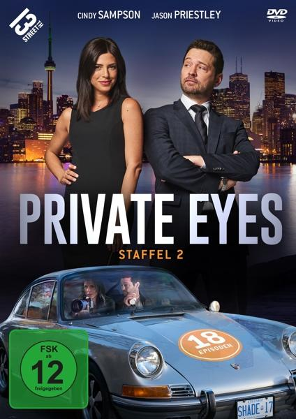 DVD-Cover von 'Private Eyes'. Zeigt einen Mann und eine Frau vor einem Auto mit Stadt-Hintergrund.
