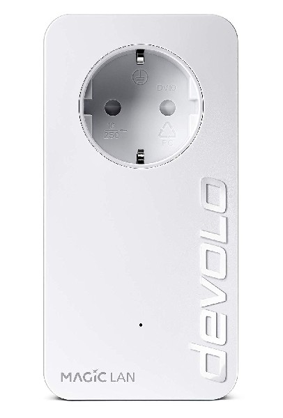 Adaptador de línea eléctrica blanco. Tiene un enchufe y el logotipo de devolo.