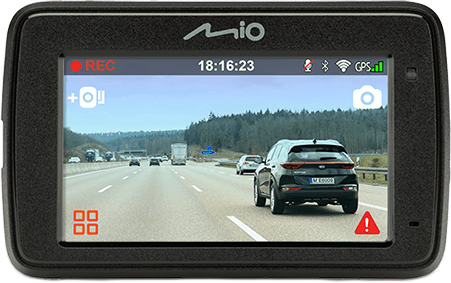 Műszerfali kamera képernyője, amely autópályát mutat autókkal, GPS-jellel és piros figyelmeztető háromszöggel.