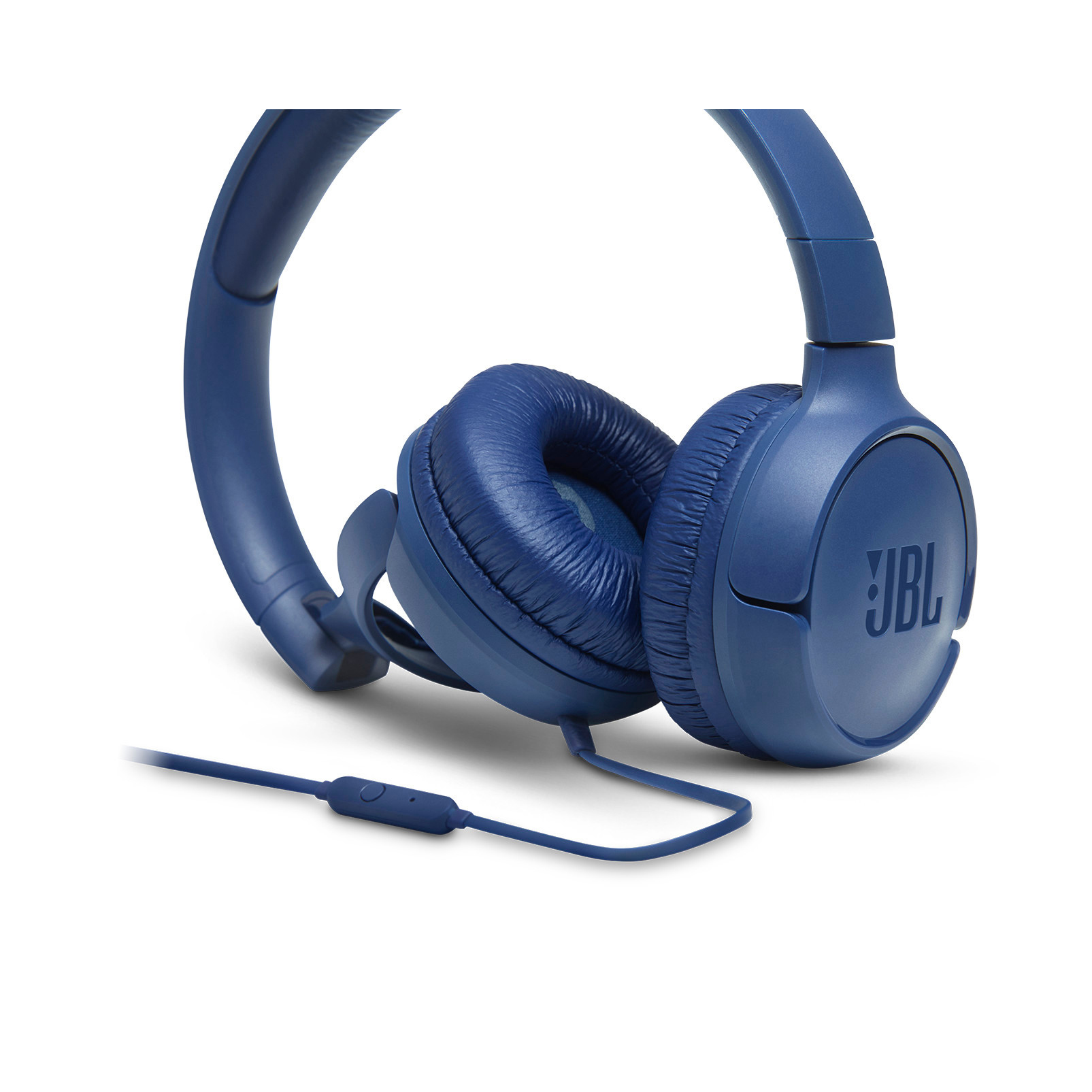Blaue JBL Kopfhörer mit Kabel und Steuertaste vor weißem Hintergrund.