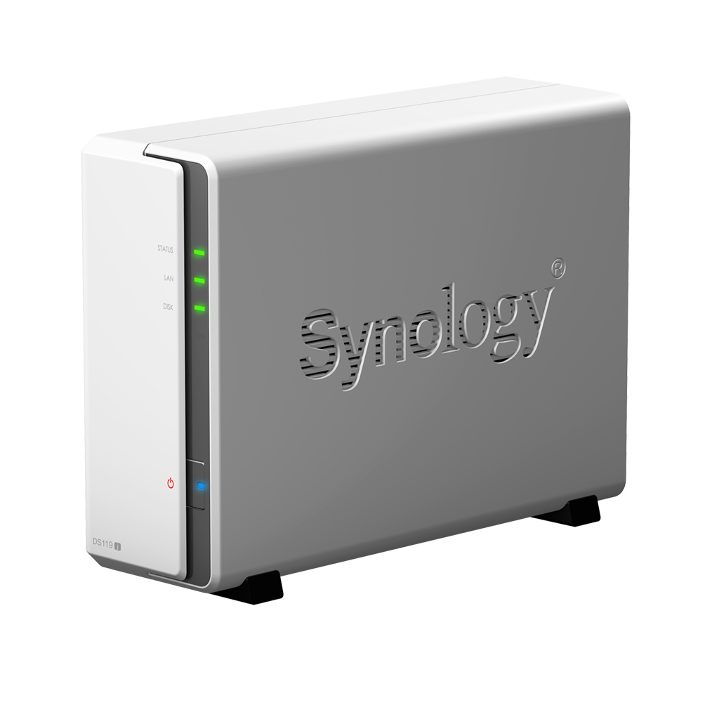 Ein weißes Synology NAS-Gerät mit Synology-Logo. Es hat grüne und blaue Lichter an der Vorderseite.