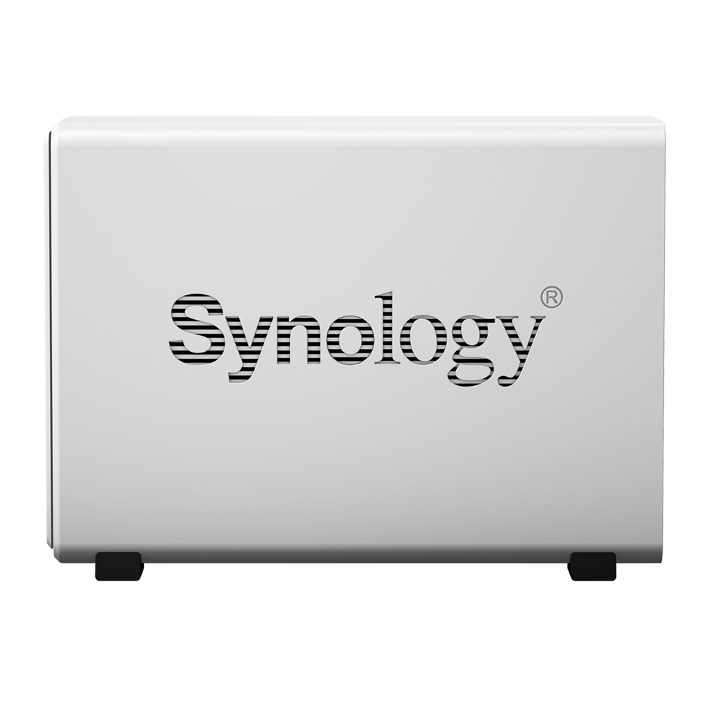 Ein silbernes Synology-Gerät mit dem Markennamen auf der Vorderseite.