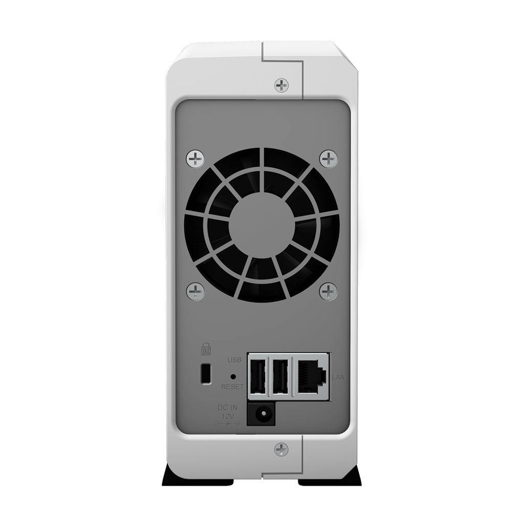Rückseite eines weißen und grauen NAS-Geräts mit Lüfter, USB-Anschlüssen und Netzwerkanschlüssen.