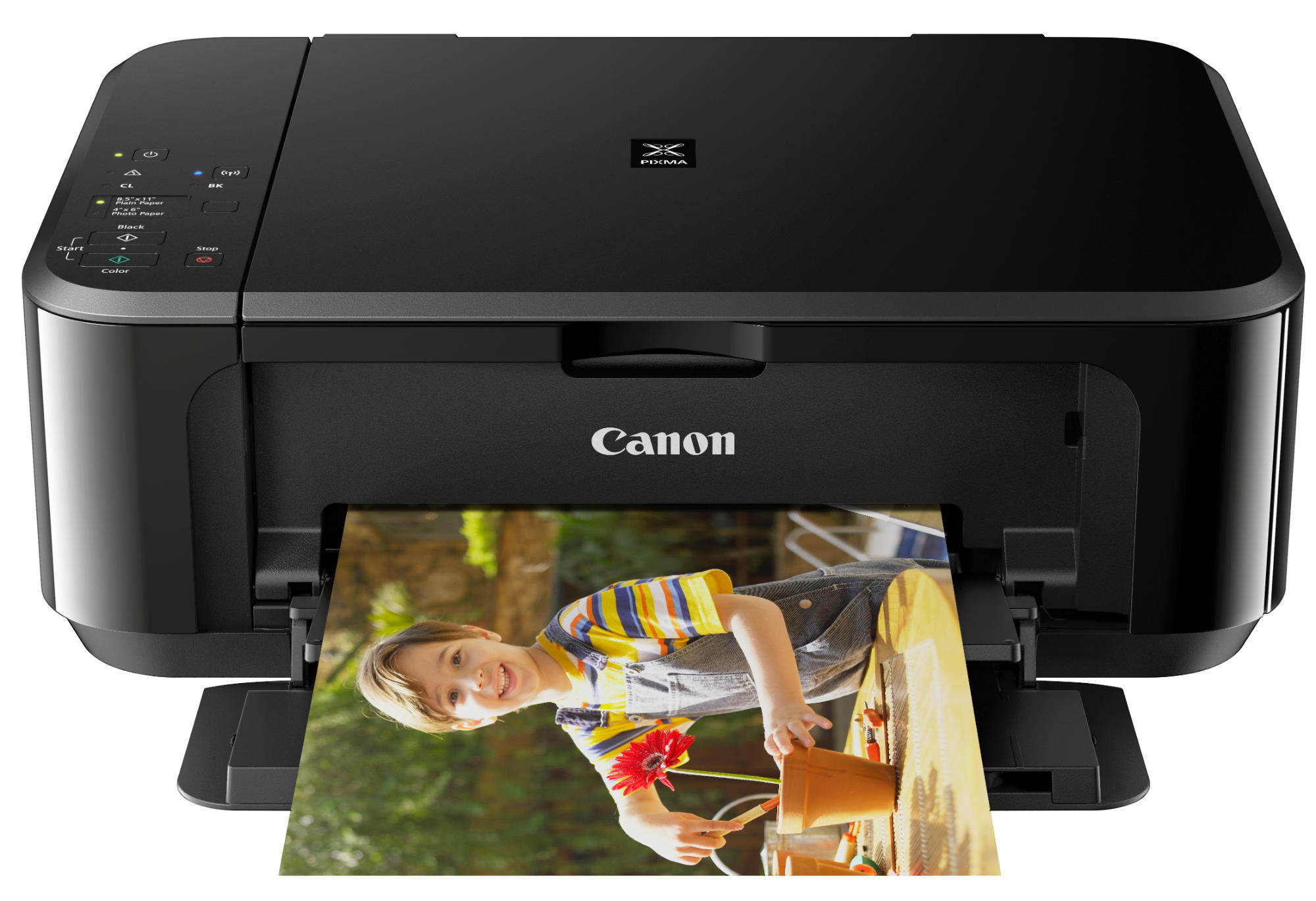 Schwarzer Canon-Drucker druckt ein Foto eines Jungen und Blumen. Der Drucker steht auf einer weißen Oberfläche.