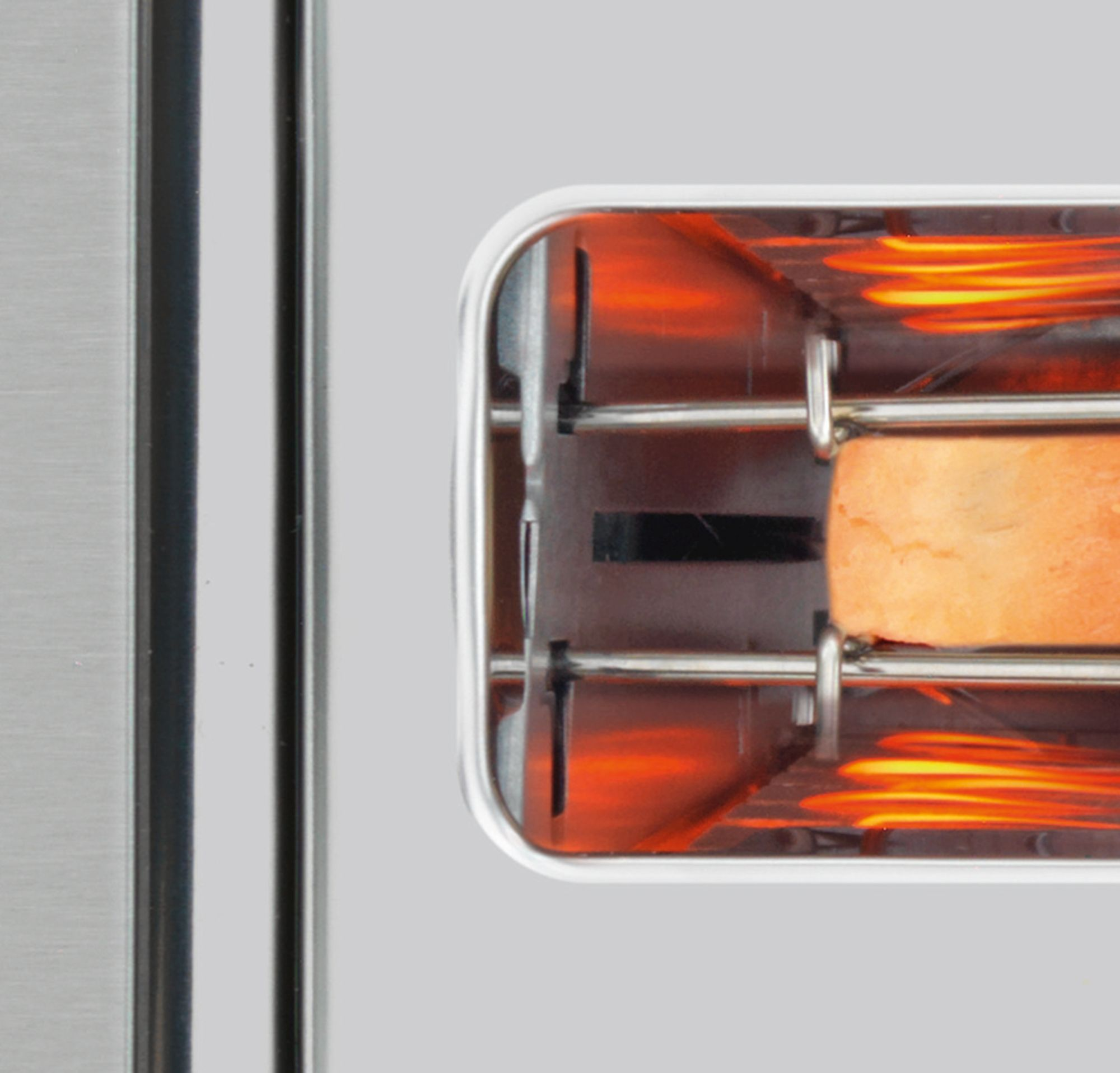 Ein Toaster mit einer Scheibe Brot in der Mitte.