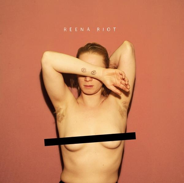 Albumhoes met een vrouw die haar gezicht met haar arm bedekt. Roze achtergrond. Zwarte balk.