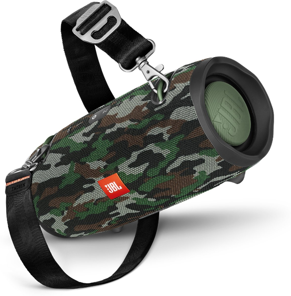 Egy álcázott JBL hangszóró fekete pánttal. A hangszóró a képen szögben áll.