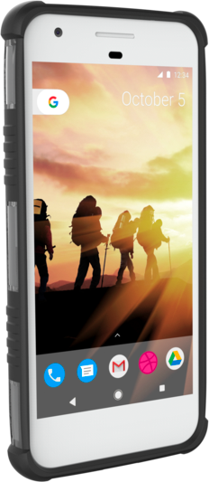 Een smartphone toont een achtergrond met wandelaars. De telefoon zit in een zwarte hoes. Het scherm heeft Google, datum en app-iconen.