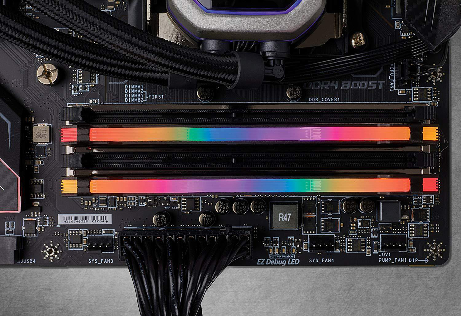 Computer-RAM-Riegel mit RGB-Beleuchtung, auf einem schwarzen Motherboard.