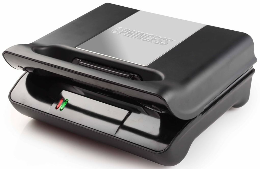 Sandwich maker Princess noir. Dessus argenté avec logo. Voyants rouge et vert visibles. Couvercle ouvert.