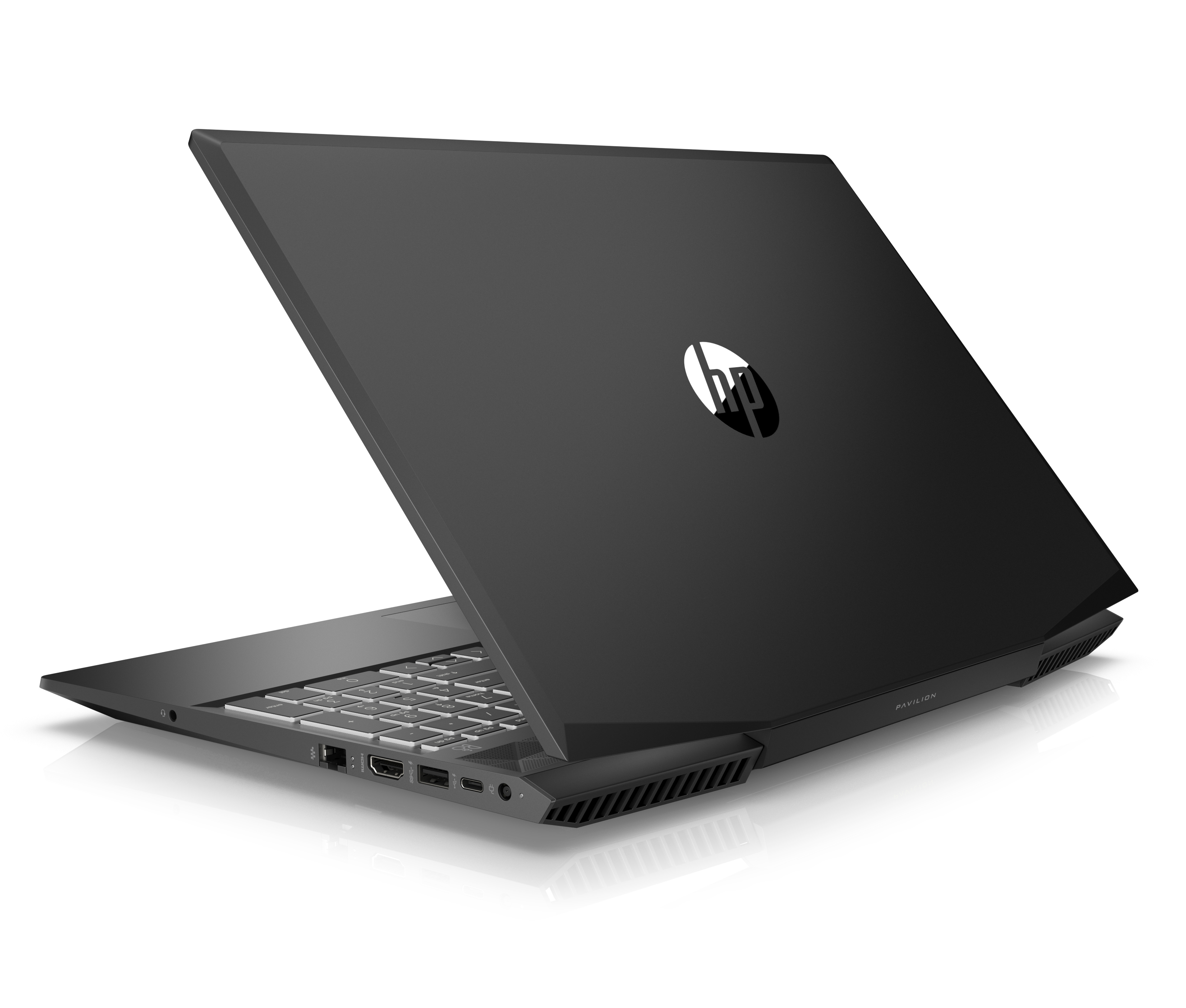 Schwarzer HP-Laptop, geöffnet auf weißer Oberfläche. Die Rückseite ist sichtbar, mit dem HP-Logo.