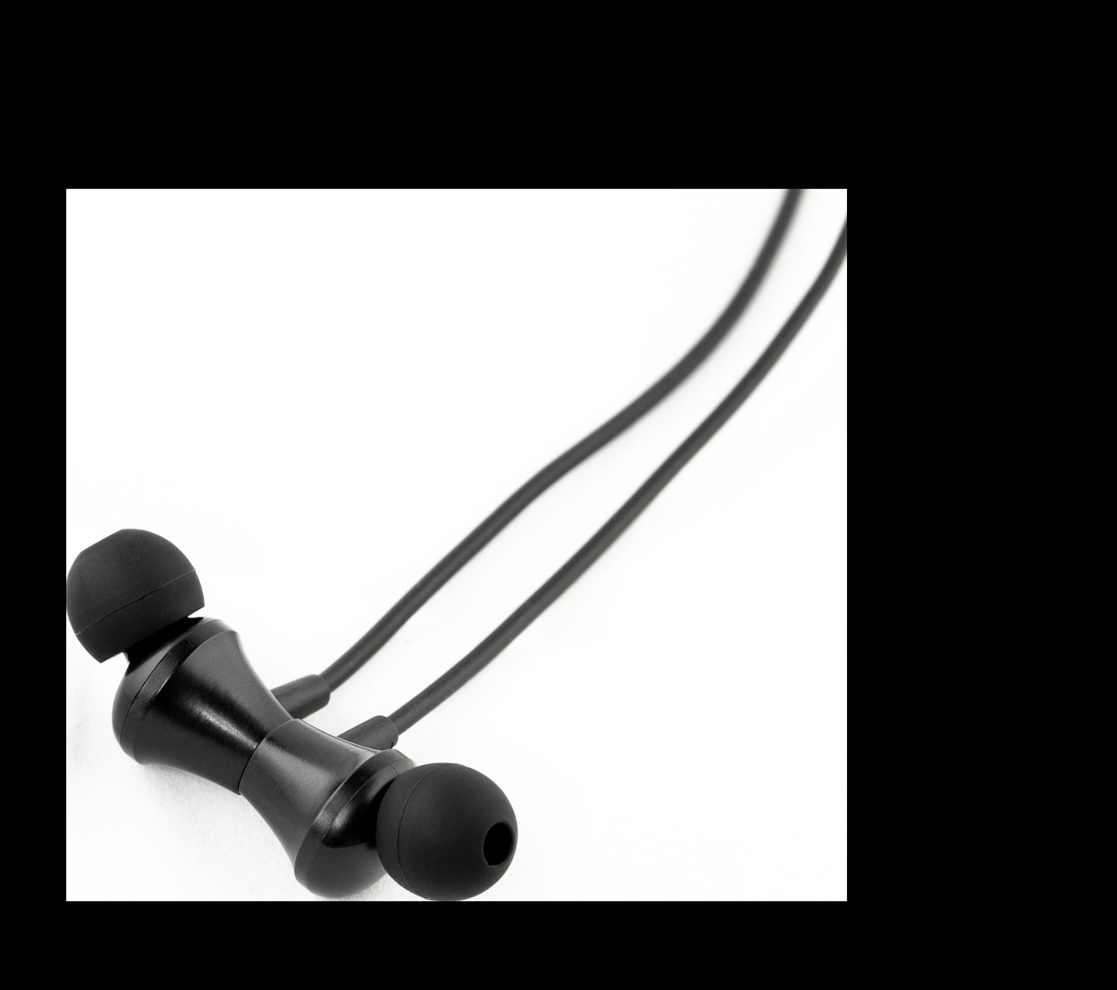 Schwarze kabellose Ohrhörer mit schwarzem Kabel. Weißer Hintergrund.