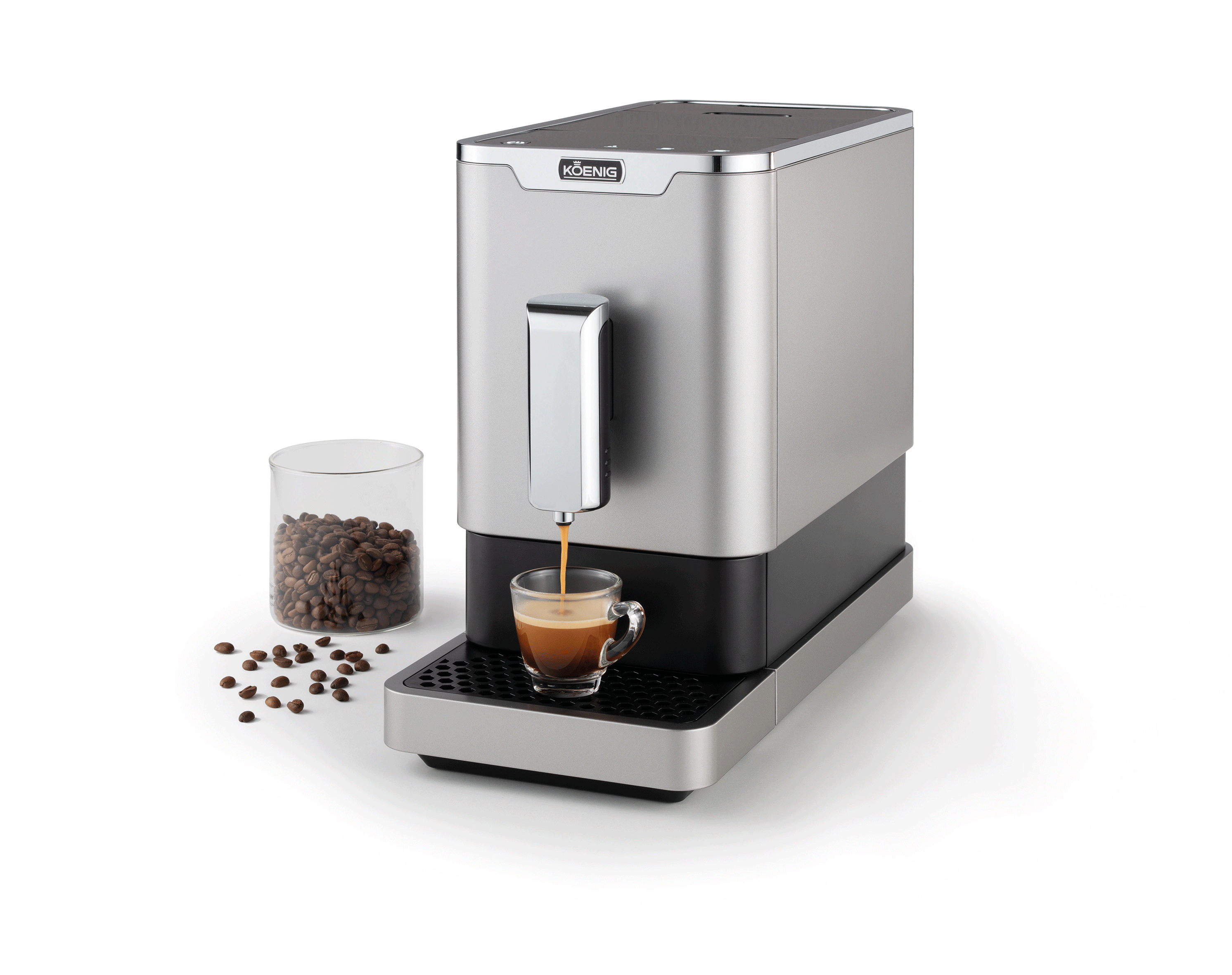 Silber-schwarze Kaffeemaschine, die Kaffee in eine Glastasse ausgibt. Kaffeebohnen daneben.