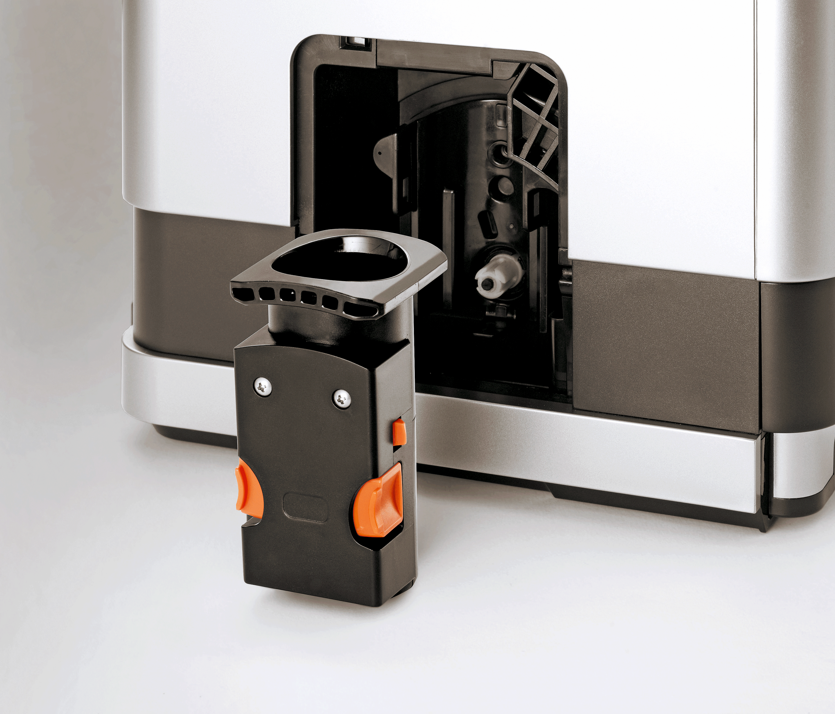 Schwarze und silberne Kaffeemaschinenkomponente, vom Gerät getrennt.