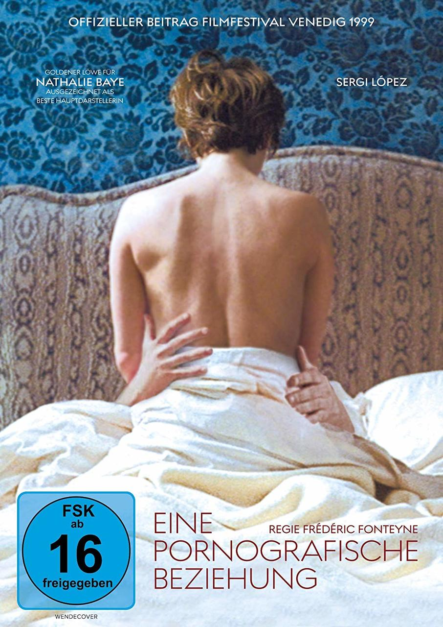 DVD-Cover. Ein Paar umarmt sich auf einem Bett. Der Titel lautet "EINE PORNOFGRAPISCHE BEZIEHUNG". Blauer Blumenvorhänge.